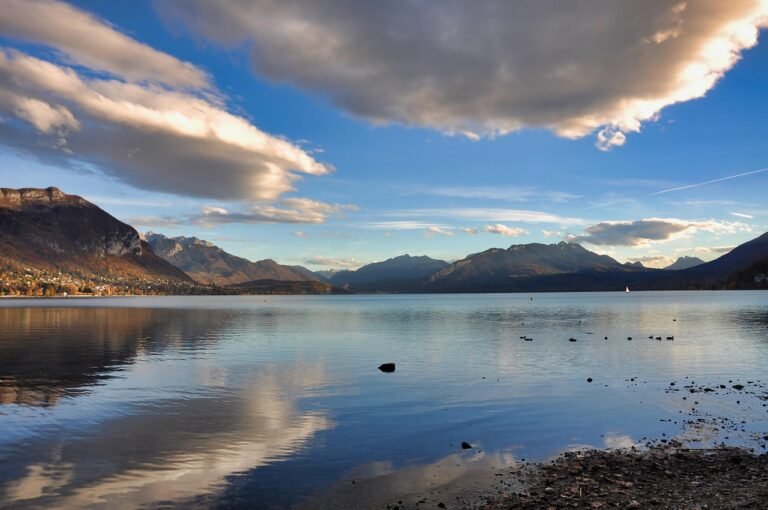 découvrez annecy, la perle des alpes françaises : son lac cristallin, son centre historique aux canaux pittoresques et ses activités de plein air. parfait pour un séjour nature, culture et détente.