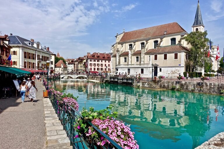 découvrez annecy, la perle des alpes françaises : son lac cristallin, sa vieille ville pittoresque et son ambiance idéale pour un séjour inoubliable au cœur de la haute-savoie.