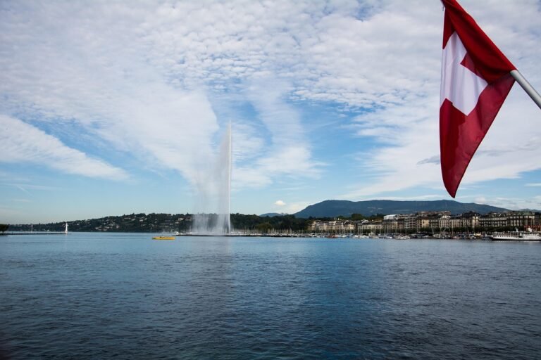 découvrez genève, ville internationale au cœur de la suisse, célèbre pour son lac majestueux, son horloge fleurie et son rôle central dans la diplomatie mondiale. partez à la rencontre de son riche patrimoine culturel et de ses paysages exceptionnels.