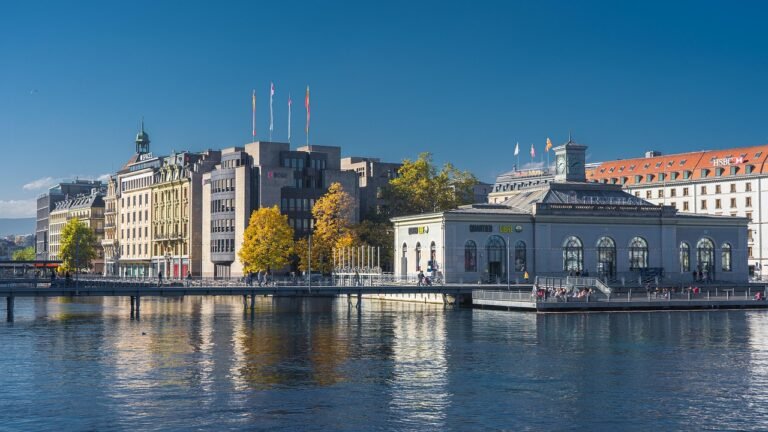 découvrez geneva, une ville suisse réputée pour son lac pittoresque, ses institutions internationales et son riche patrimoine culturel. partez à la découverte de ses monuments, musées et espaces naturels pour une expérience inoubliable.
