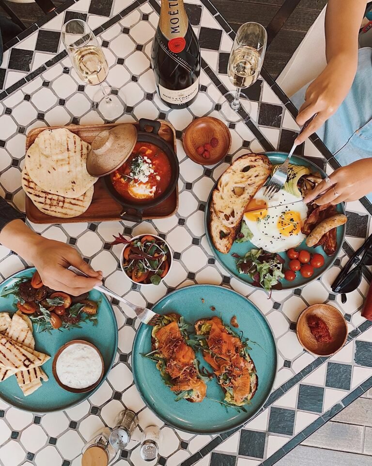 découvrez nos meilleures idées et adresses de brunch : recettes gourmandes, conseils pour un brunch réussi et suggestions pour savourer un moment convivial en famille ou entre amis le week-end.