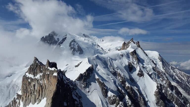 découvrez chamonix, une station de montagne légendaire au pied du mont-blanc, idéale pour les amateurs de ski, de randonnée et de paysages naturels grandioses toute l’année.