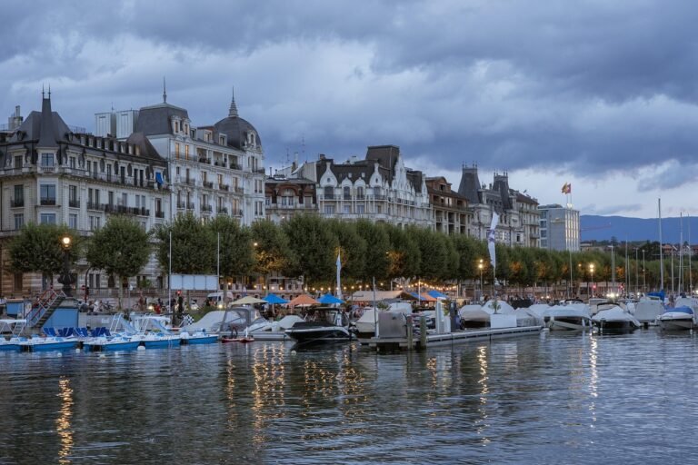 découvrez genève, une ville cosmopolite au cœur de la suisse, connue pour son lac majestueux, ses organisations internationales et son riche patrimoine culturel. explorez ses musées, parcs et quartiers animés.