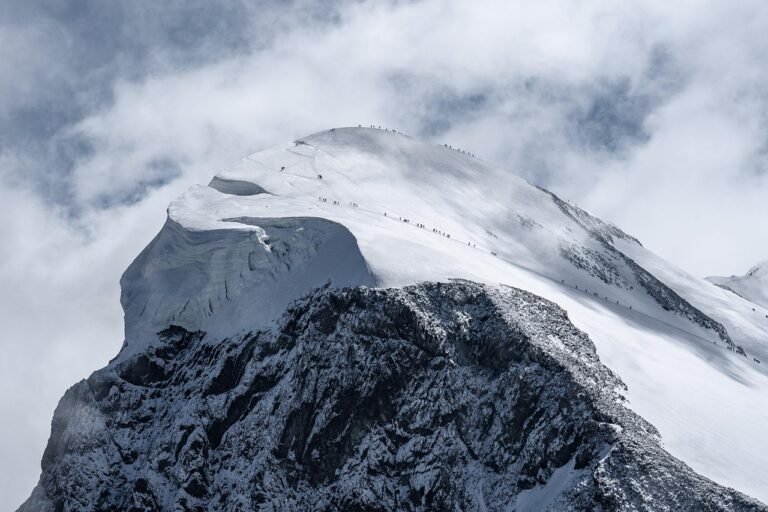 découvrez la suisse, un pays aux paysages époustouflants, réputé pour ses montagnes, ses lacs cristallins, son chocolat et sa qualité de vie exceptionnelle. parfait pour le tourisme, la détente et l'aventure.